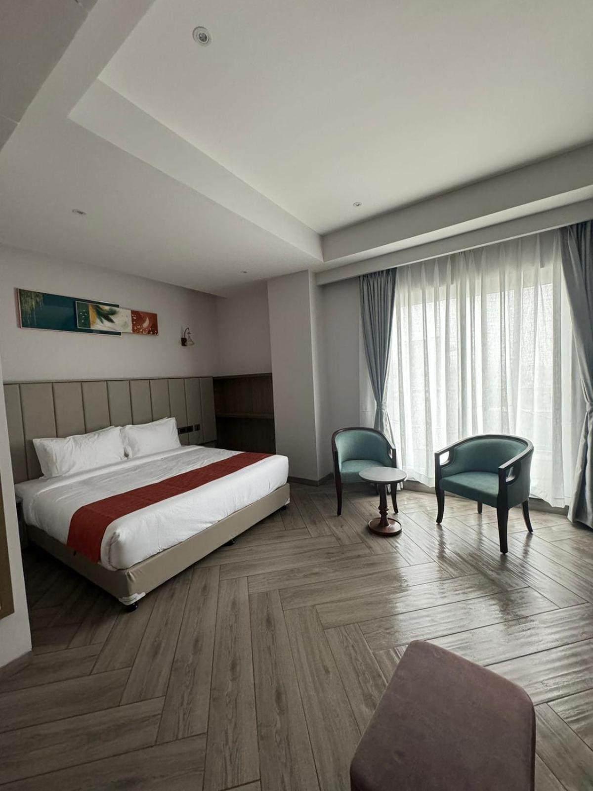 De Crown Inn Jogikuti Екстер'єр фото